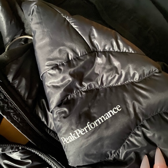 Peak Performance lightweight puffer; black, size xs - Picture 8 of 9